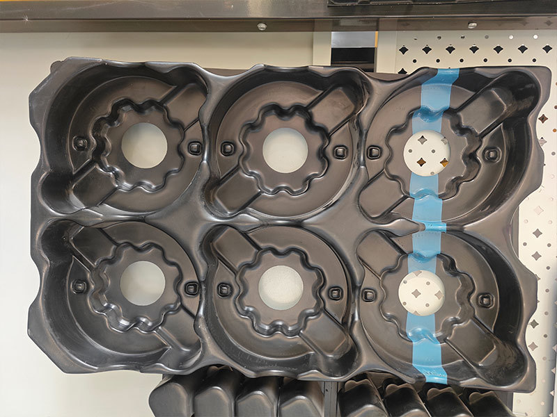 Thick Sheet Vacuum Forming Machine (Automatic Loading And Unloading Servo)         