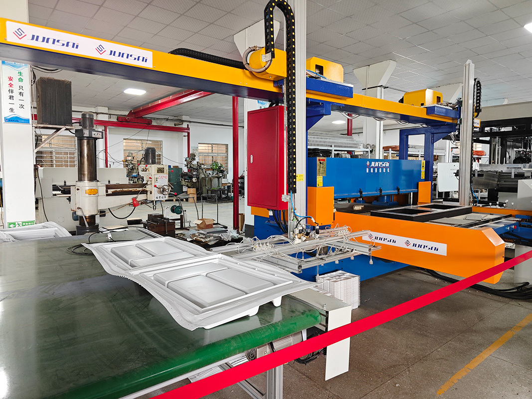 Fully automatic cutting machine